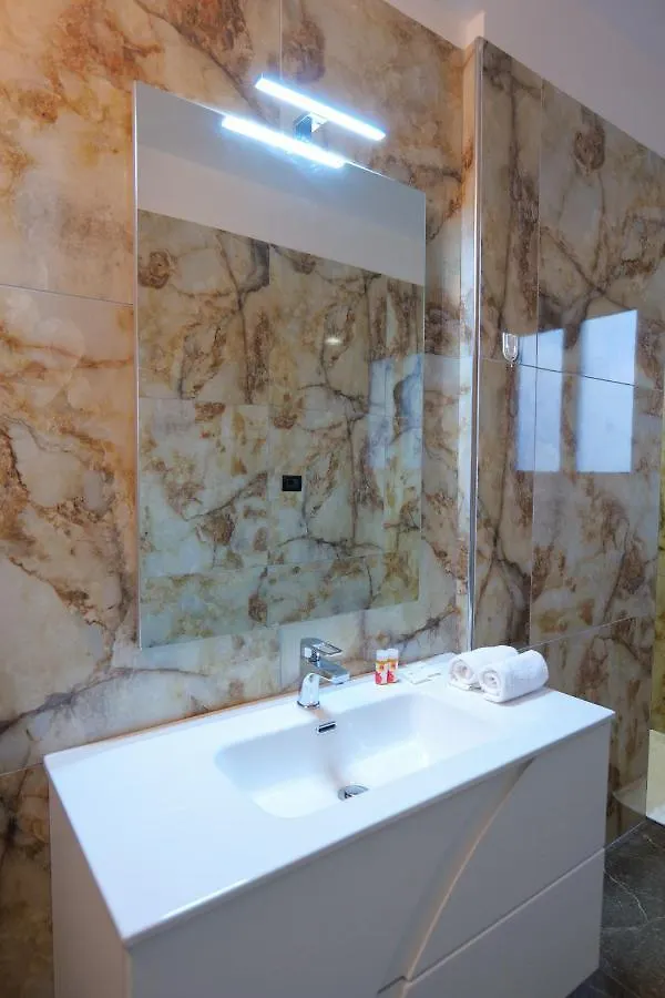 The Peak Hotel & Lounge Radhime Aparthotel